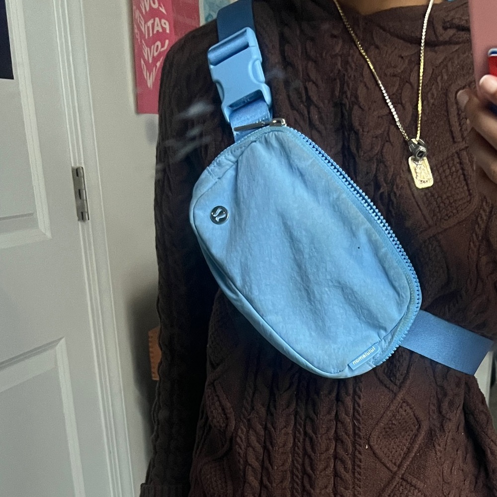 Lululemon Everywhere Belt Blue